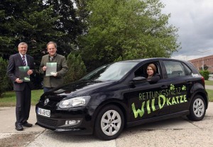 Günter Damme (re.), Leiter Umwelt Volkswagen, Carl-Wilhelm Bodenstein-Dresler, Landesgschäftsführer des BUND Niedersachsen und Janina Philipp, Wildkatzenbüro BUND, bei der Übergabe des Polo BlueMotion in Wolfsburg.