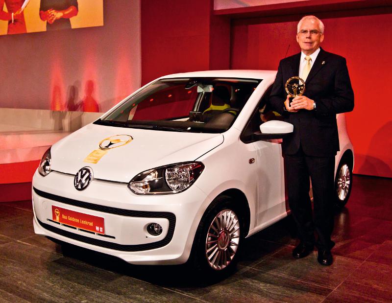 Dr. Ulrich Hackenberg, Entwicklungsvorstand der Marke Volkswagen, vor dem neuen Volkswagen up!