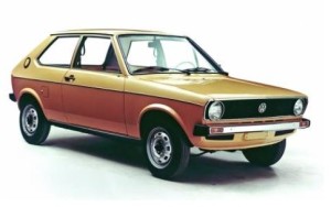 Die erste Generation des Polo kommt 1975 auf den Markt. Mit einer Gesamtlänge von nur 3,50 Metern ist es der bislang kleinste in Serie produzierte Volkswagen.